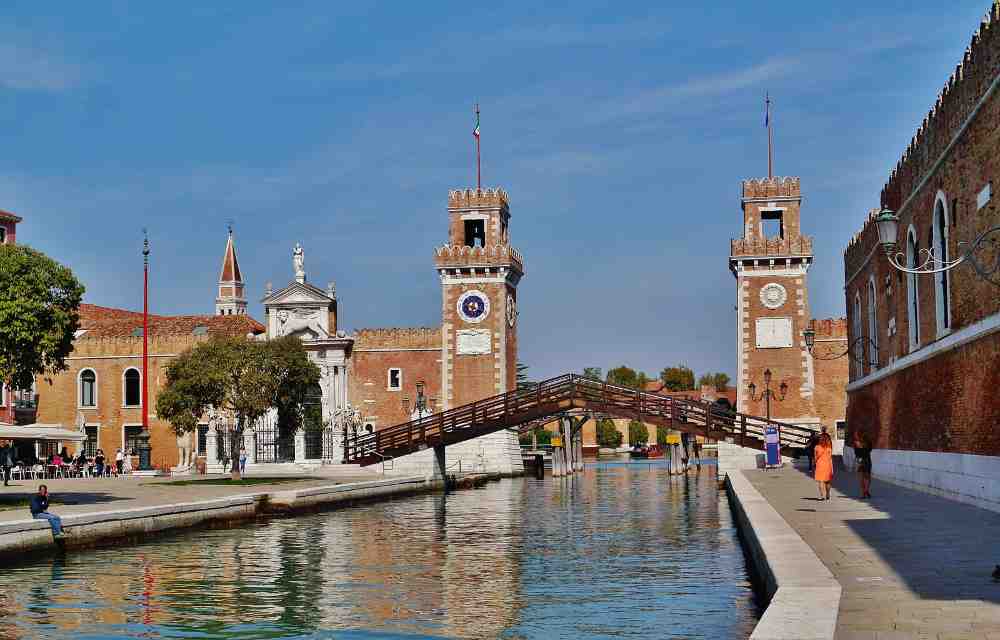 what to see at the arsenale venezia (Zairon, CC BY-SA 4.0, via Wikimedia Commons)