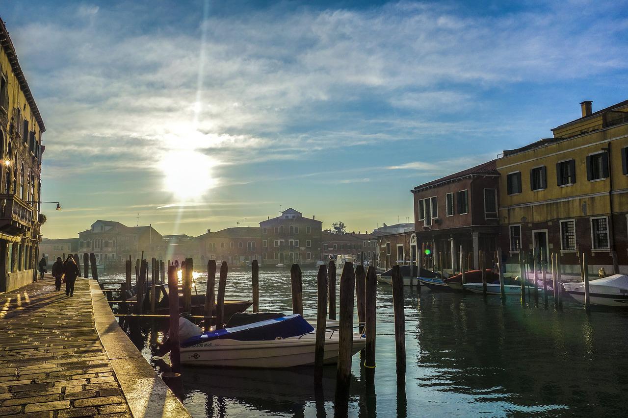 what to do in Murano island - https://pixabay.com/it/photos/venezia-murano-idrovia-tramonto-1622073/