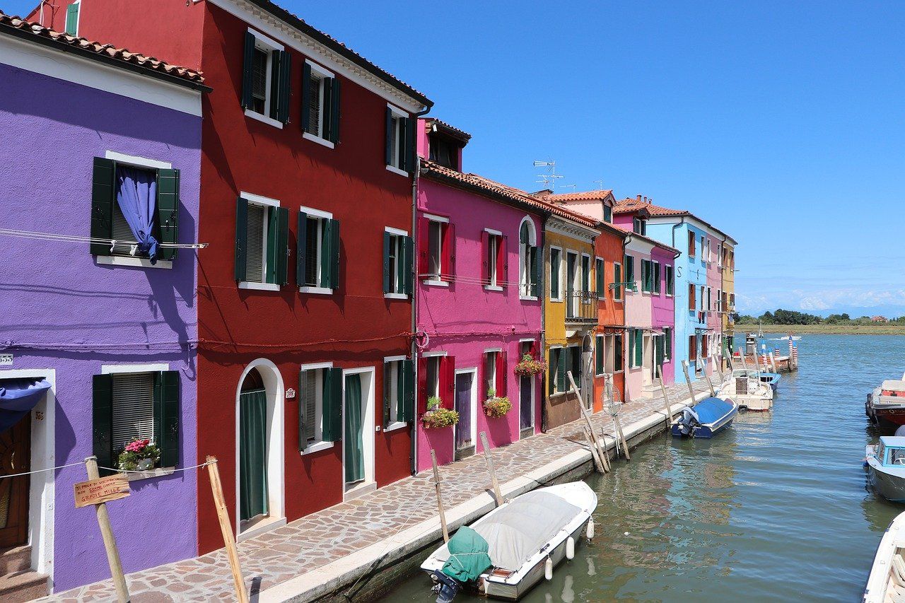 why Murano is worthvisiting - https://pixabay.com/it/photos/murano-laguna-italia-colorato-4651264/