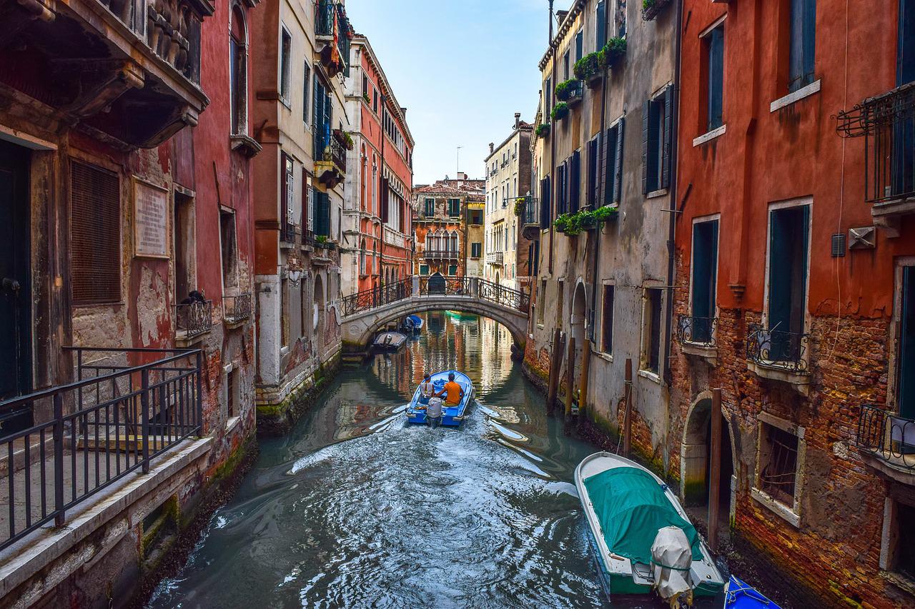 Venetian canals (photo by Дмитрий Буханцов - Pixabay )