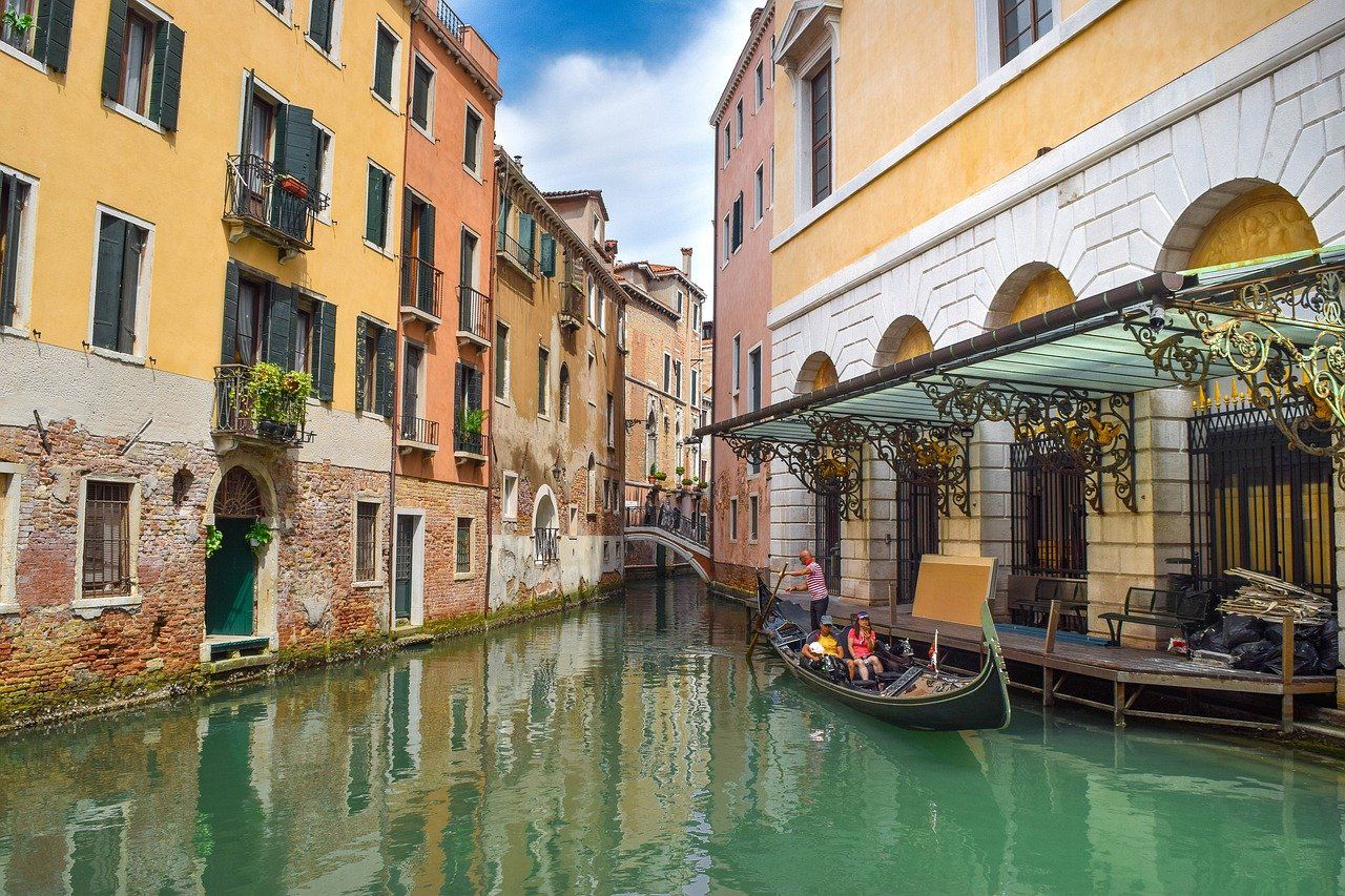 Why Venice is built on water. In Pic: Venice canal (Foto di Дмитрий Буханцов via Pixabay)