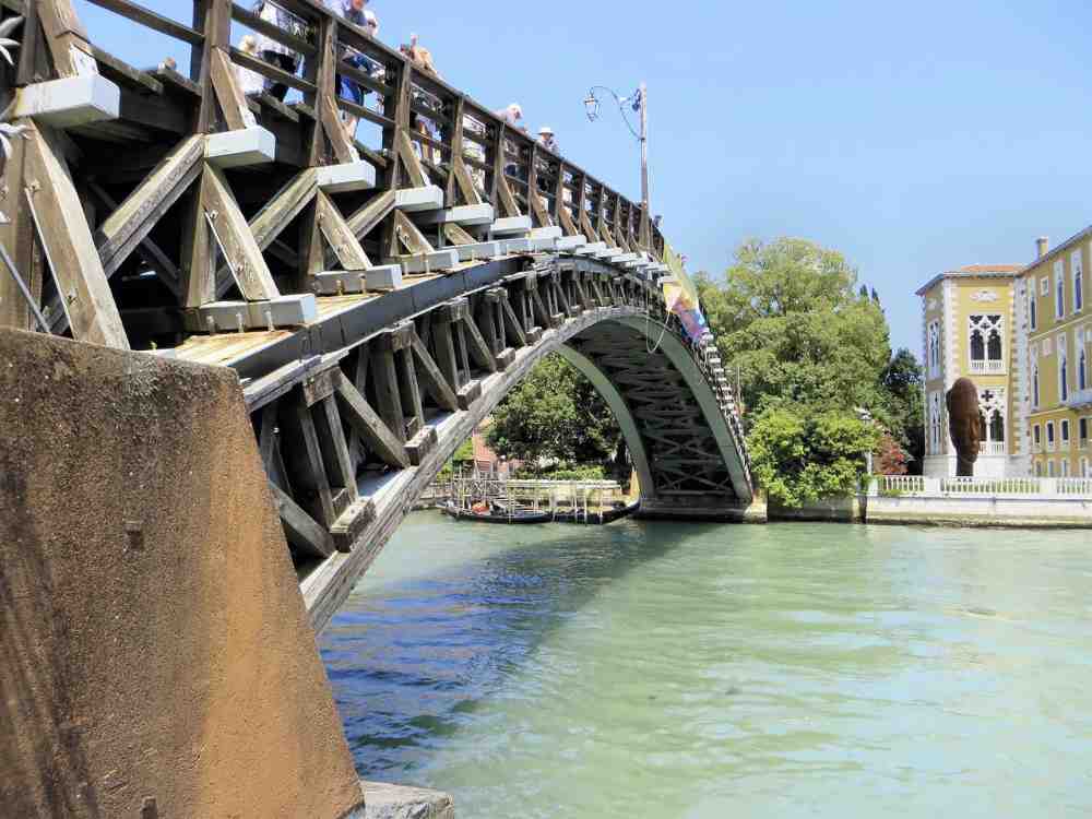 four bridges over the canal grande: accademia bridge (DEZALB da Pixabay)