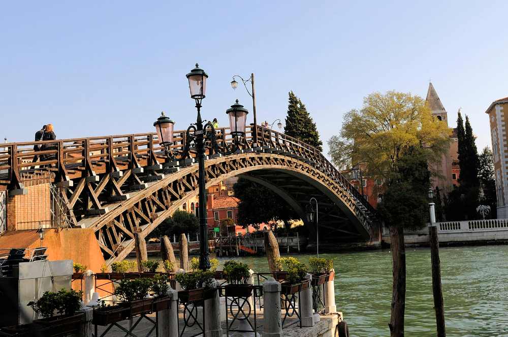 accademia bridge, one of the grand canal bridges (Son of Groucho from Scotland, CC BY 2.0, via Wikimedia Commons)