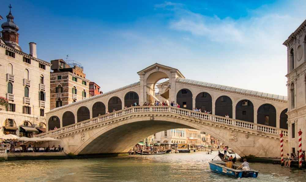 ponte di rialto, one of the grand canal bridges (pixabay)