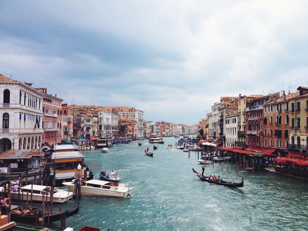 gondola ride in venice in narrow canals (Foundry Co da Pixabay )