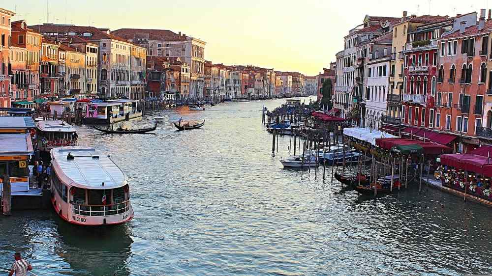 find gondola cruise in saint mark's square and doge's palace (Mitchell Raman da Pixabay)