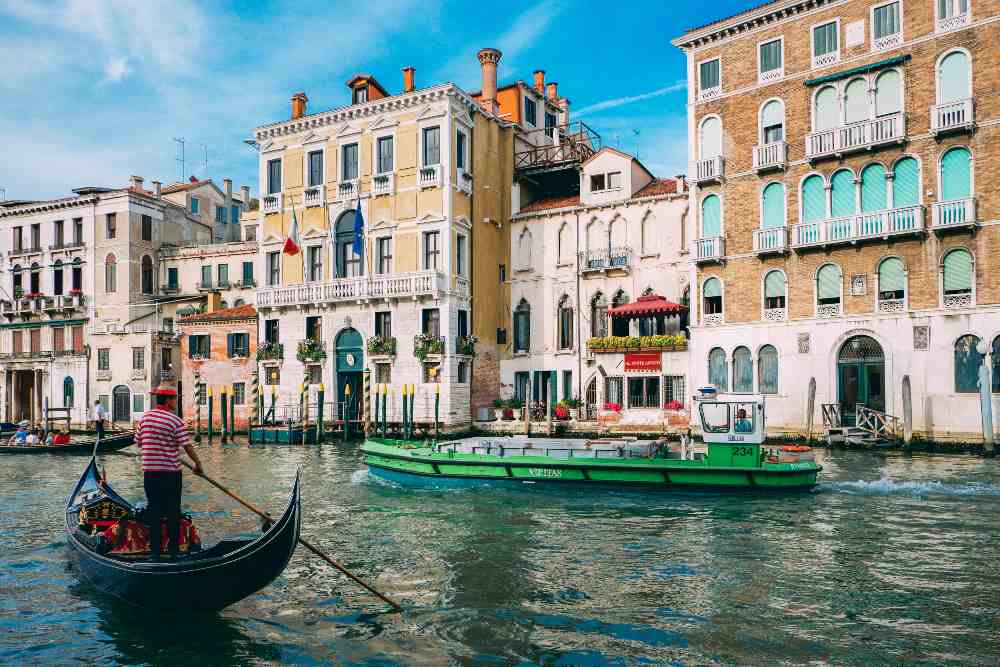 history of the song da batelo in venice ( Daniel Corneschi on Unsplash)