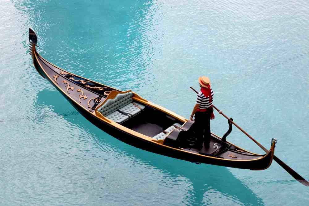 history of venice gondolas (Ays Be on Unsplash)