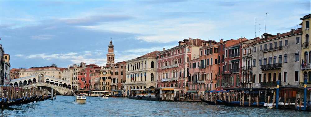 rialto bridge spans the grand canal (pixabay)