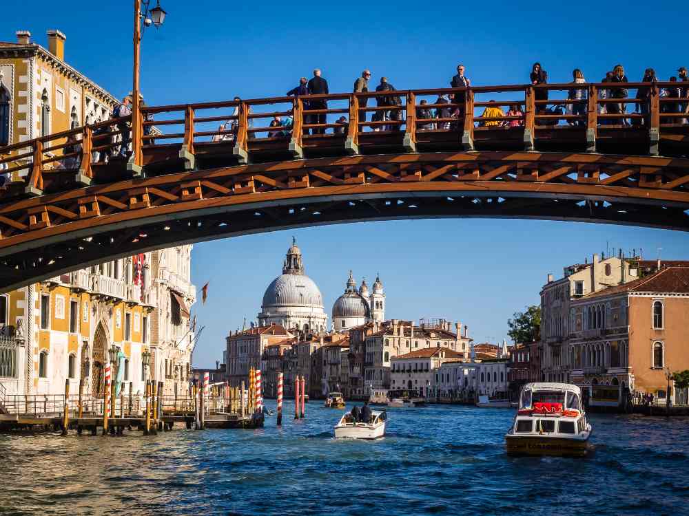 academy bridge on the Grand Canal (ponte dell accademia, ctj71081, CC BY-NC 2.0 - flickr)