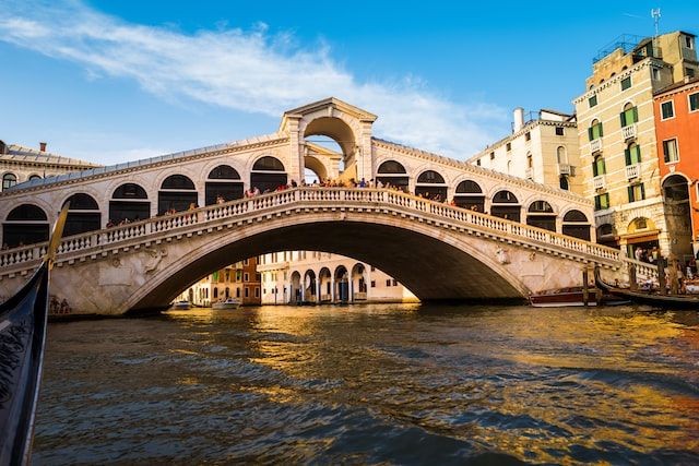 shopping around rialto bridge (Vincenzo Landino on Unsplash)