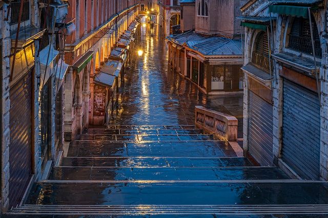 rialto bridge at night (Burkard Meyendriesch on Unsplash)