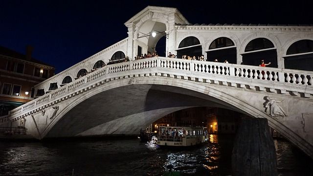 rialto bridge by night (Harald Funken da Pixabay )