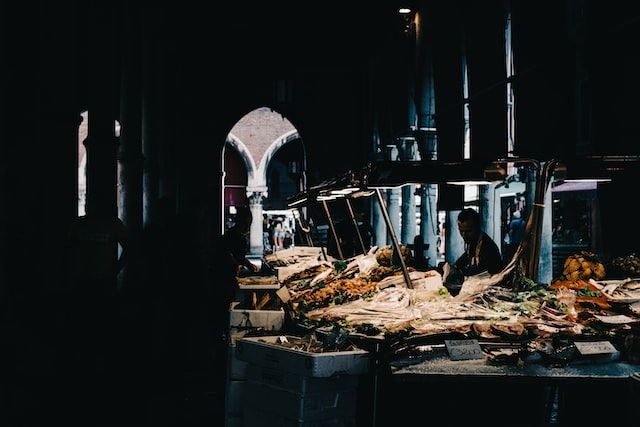 rialto market early in the morning (Marco Chilese on Unsplash)