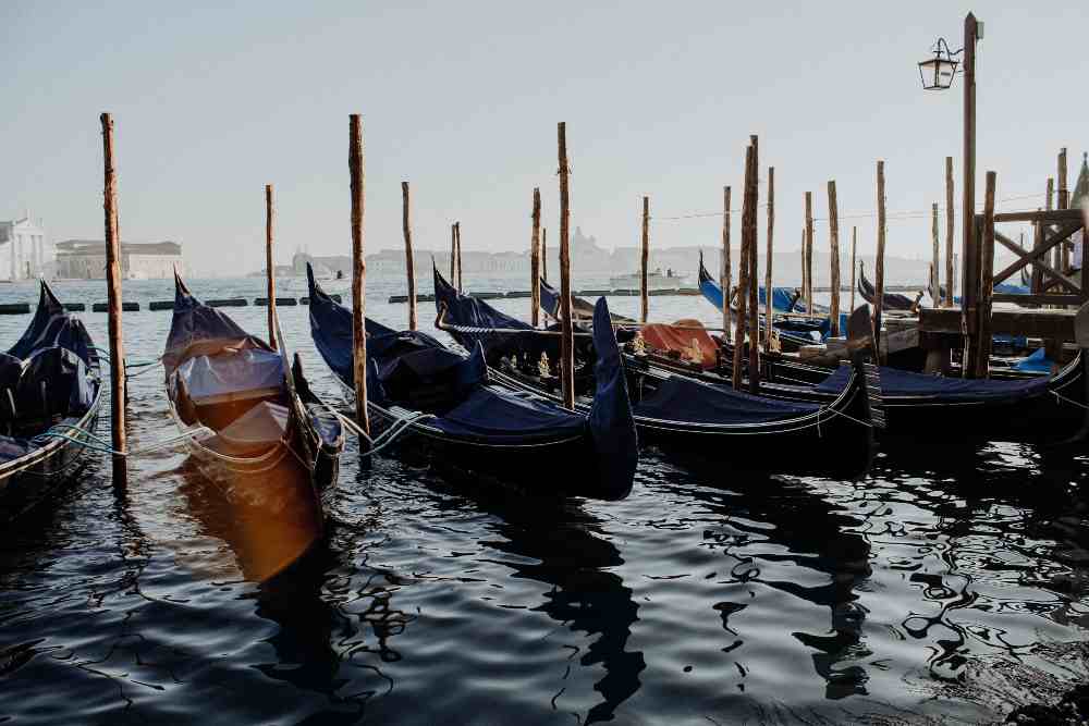 beginning of the history of gondolas (Sinitta Leunen on Unsplash)