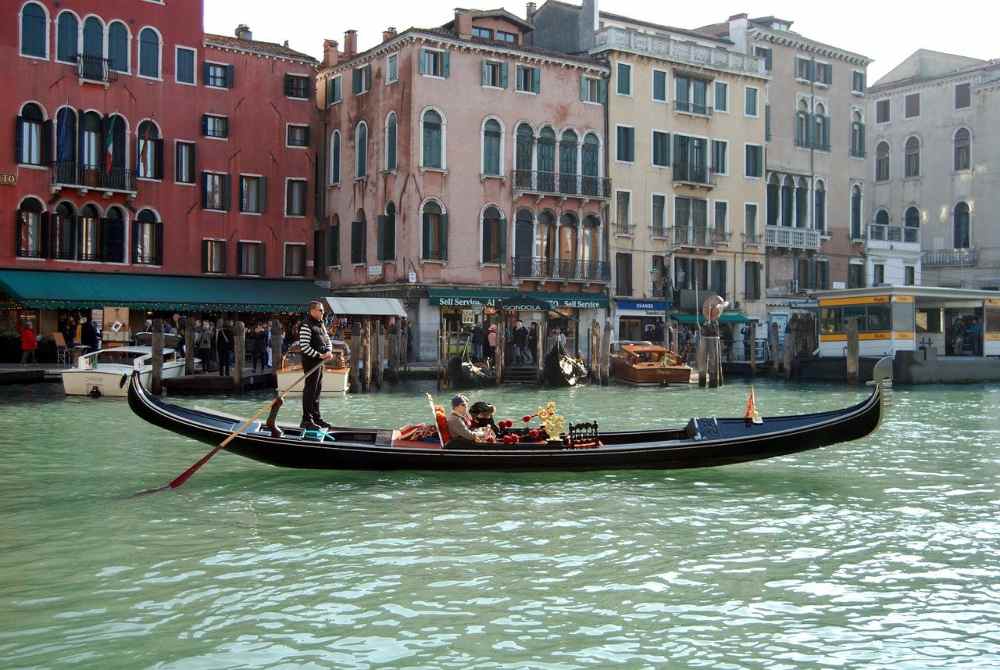 own gondola ride in venice the traditional venetian boat (Gianni Crestani da Pixabay )