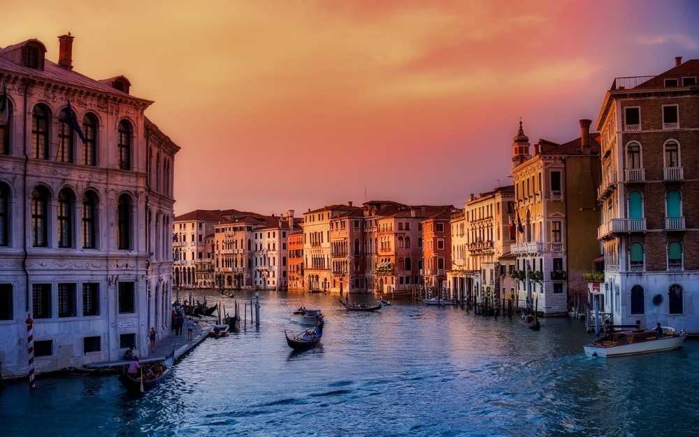 Grand canal at night (David Mark da Pixabay)