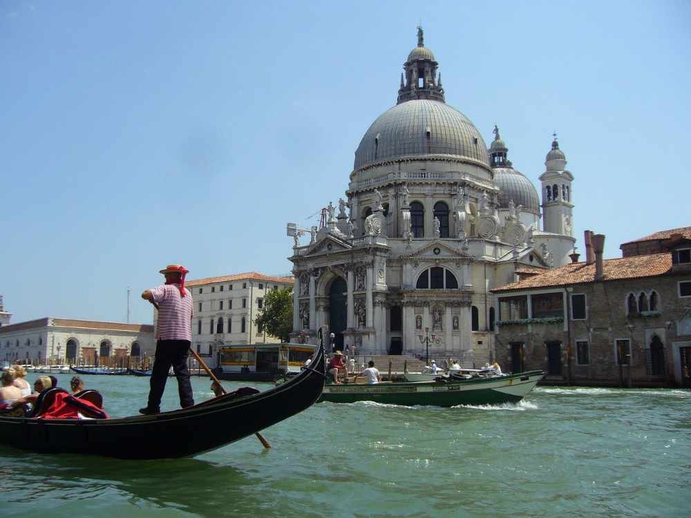 gondola ride on the grand canal (Bernd Strohbach Dr. med. da Pixabay )