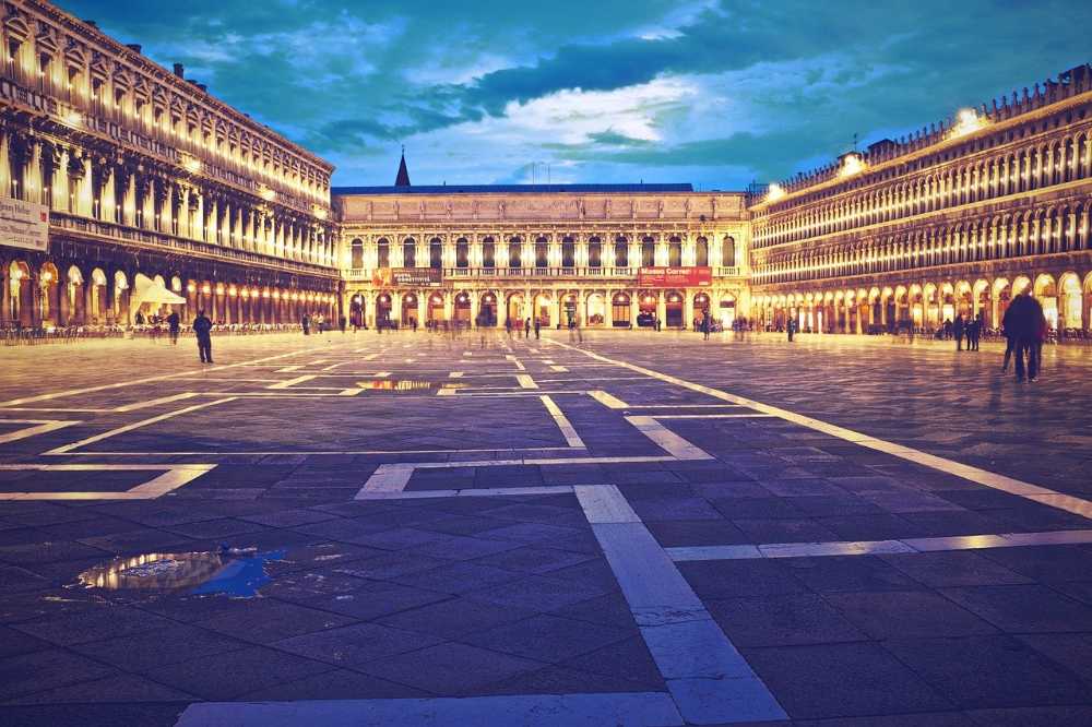 saint mark's square at night (StockSnap da Pixabay)