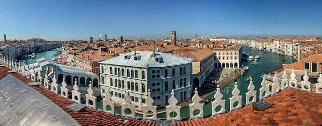 view of rialto from fondaco dei tedeschi (Ray Harrington on Unsplash)