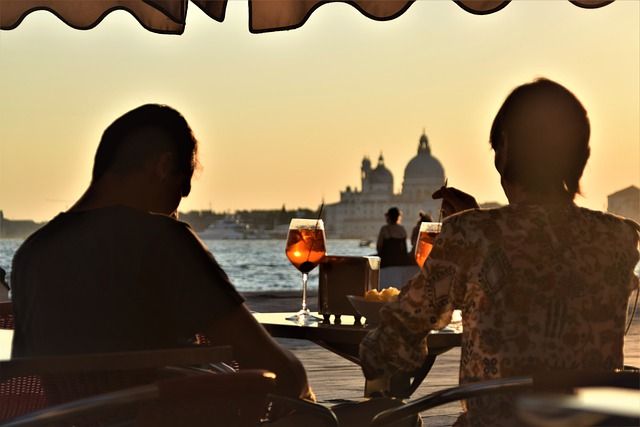you can drink and eat outside a bacaro in Venice (Oli Lynch da Pixabay)