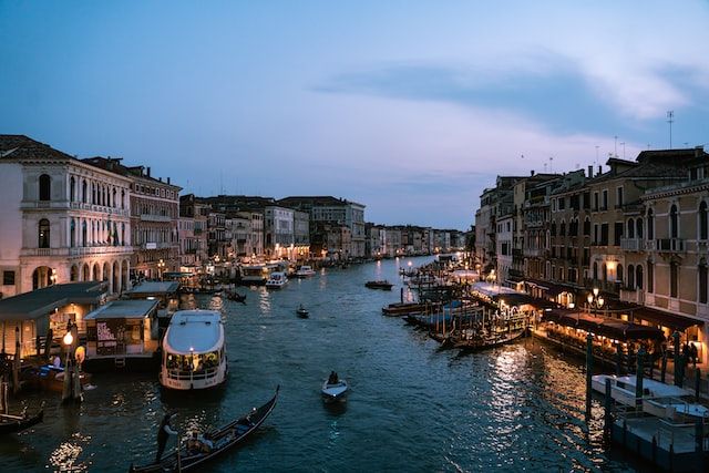 what to do in venice in the evening close to rialto (Simone Mascellari 🇮🇹 on Unsplash)