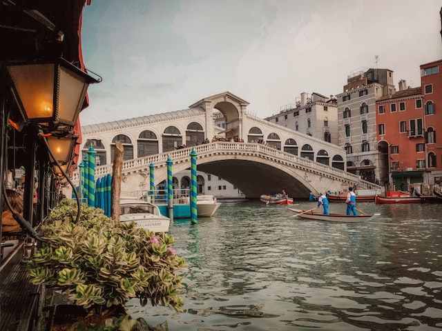 what to do near rialto bridge venice italy (Photo by UNSPLASH Denys Barabanov)