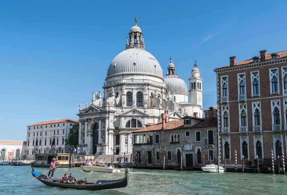 where you can book a gondola in venice (Michelle Raponi da Pixabay )