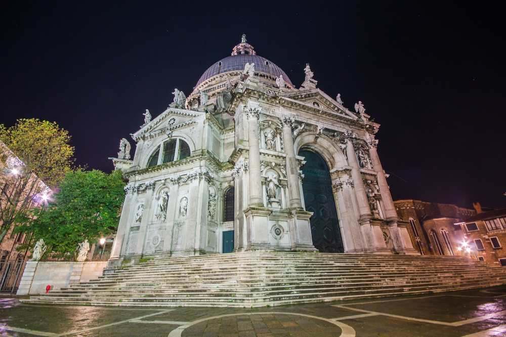 basilica's exterior by night ( Jonathan Ford on Unsplash)