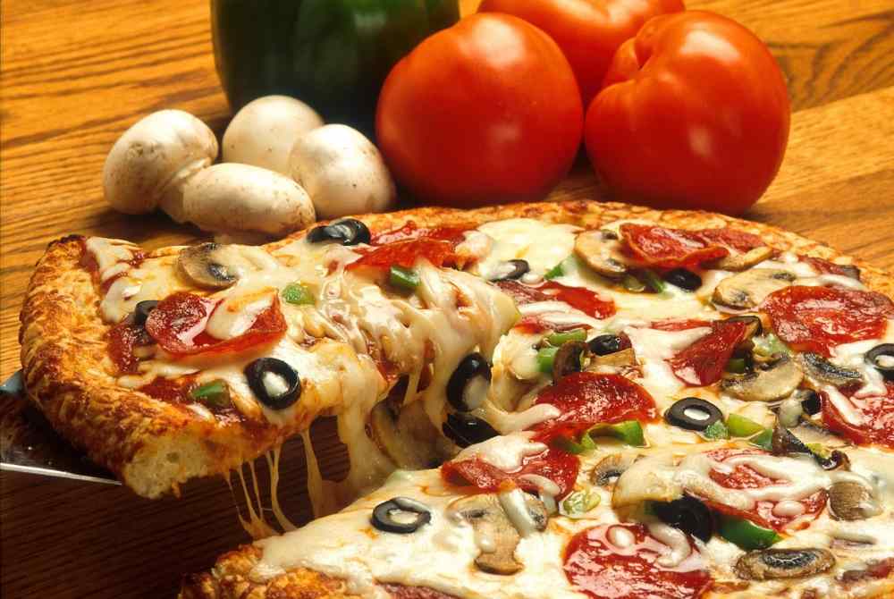slices of pizza, one of the cheapest venetian street food - Foto di PublicDomainImages da Pixabay