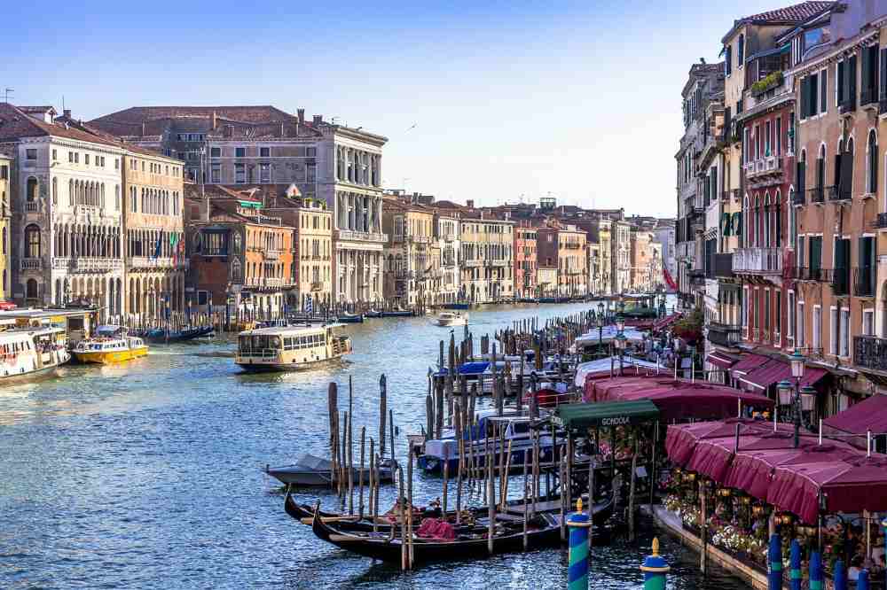 from venice marco polo airport to the city by water buses (Andrzej da Pixabay )