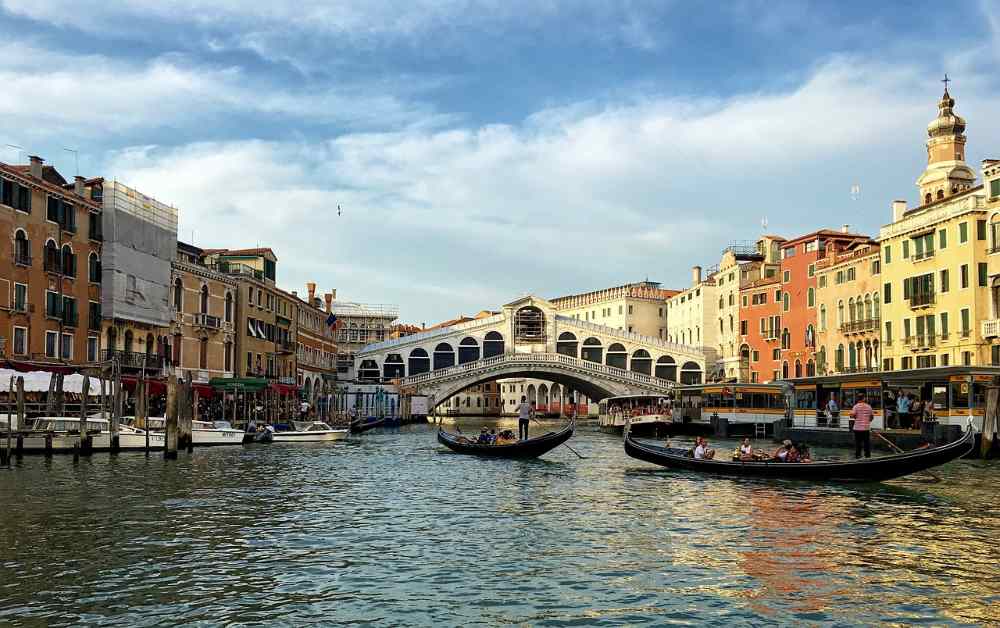 rialto market area to find the best street food (Hans Kramer da Pixabay )