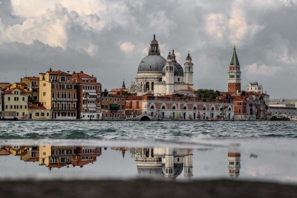 when acqua alta occurs in venice - Photo by Ludovico Lovisetto on Unsplash