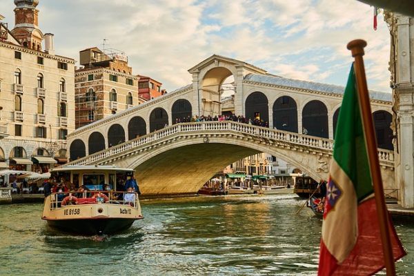 alilaguna boats from venice airport to the city center - Foto di NakNakNak da Pixabay 