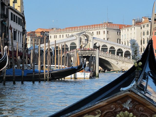 aperitif - https://pixabay.com/it/photos/italia-venezia-ponte-di-rialto-1053645/