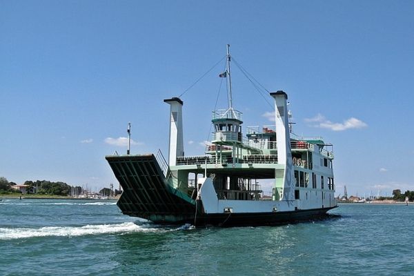 ferries venice transportation - Foto di Anna Sulencka da Pixabay 