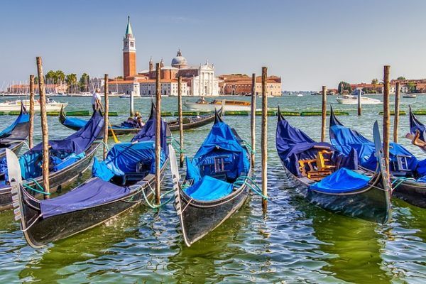 gondola rides in venice explore venice - Foto di Andrzej da Pixabay 