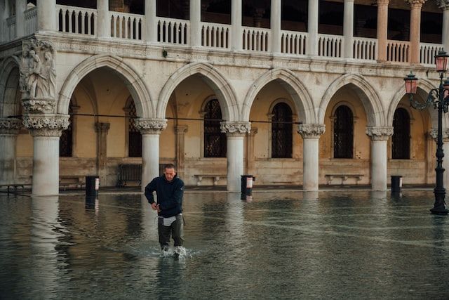 tidal events venetian lagoon highest tides cost overruns - https://unsplash.com/photos/5Eq3dPk6XsA