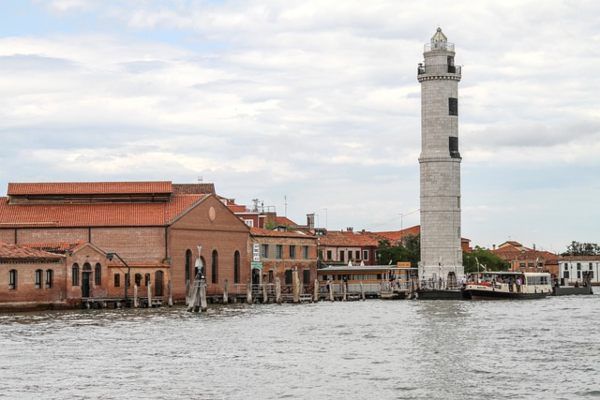 murano lightouse - https://pixabay.com/it/photos/faro-vaporetto-murano-venezia-1487486/