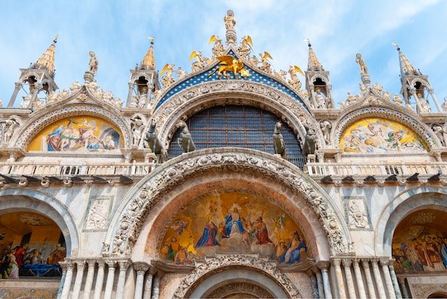 venice at christmas - https://unsplash.com/photos/v3OP5qjOJF8