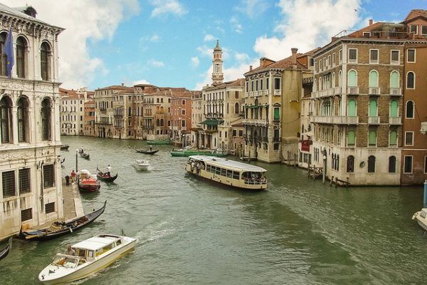 venice water bus public transports in venice - canal grande - Foto di user32212 da Pixabay 