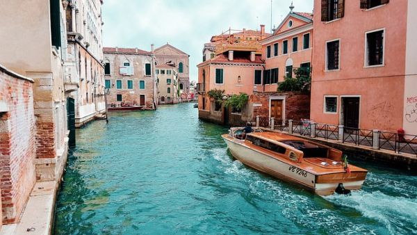 private water taxi - Foto di Isa KARAKUS da Pixabay 