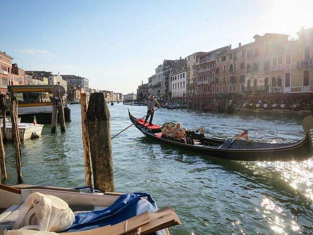 best accommodations to stay in venice - https://pixabay.com/it/photos/venezia-gondola-acqua-barca-canale-594615/