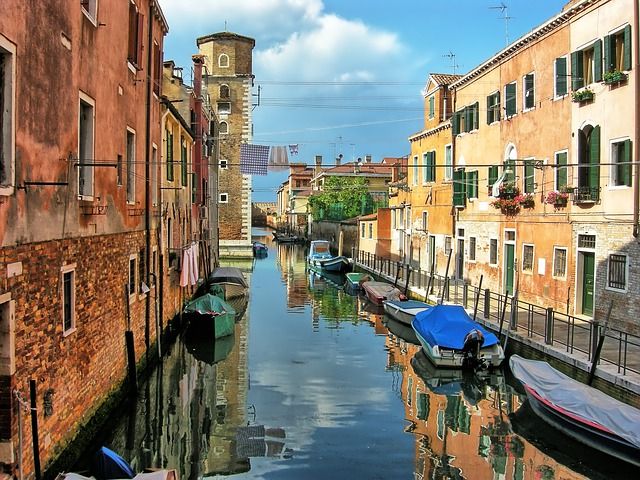 castello district - https://pixabay.com/it/photos/venezia-canali-italia-barche-case-631781/