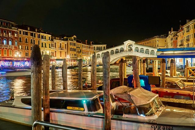 christmas markets in venice  https://pixabay.com/it/photos/venezia-canal-grande-notte-6735333/