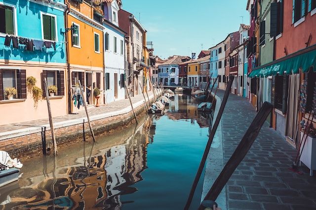 do people live in venice italy - https://unsplash.com/photos/3SfRHVfivdA