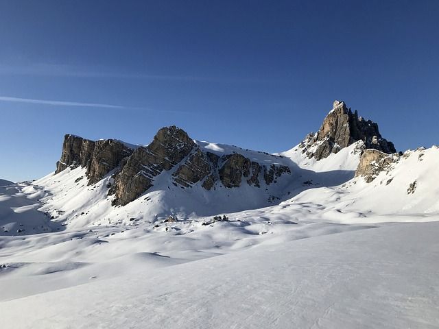 from venice to dolomites by car - https://pixabay.com/it/photos/dolomiti-montagna-dolomites-6217411/