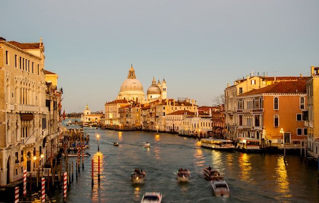 is venice expensive - https://unsplash.com/photos/tRAi7NuU4b0