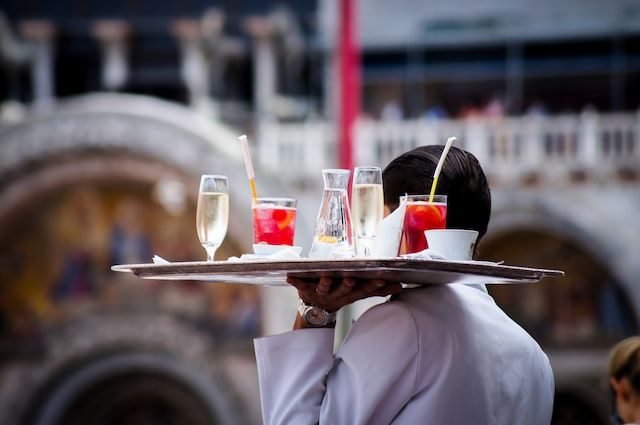 Is Venice expensive to eat out: cheap drinks - https://unsplash.com/photos/hEC6zxdFF0M