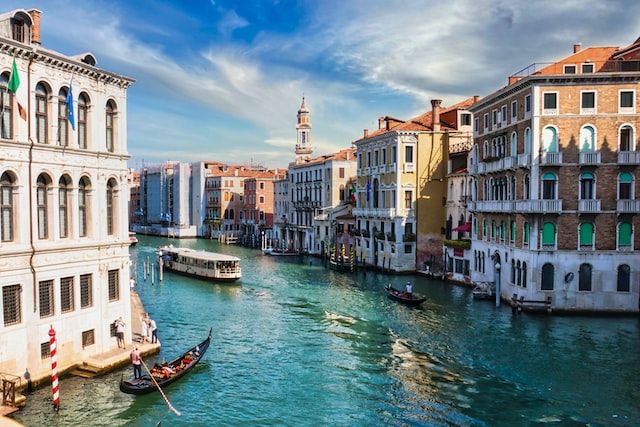 Is Venice expensive to visit, venice cheaply: discounted prices of venice's attractions, free sights - https://unsplash.com/photos/n0mdOC7I-70